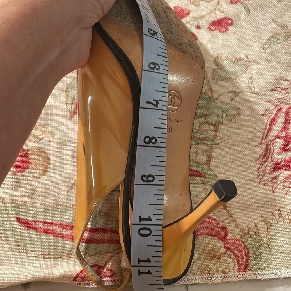 Chanel Semi Point Mustard Black Detail Slingback Shoe - Picture 14 of 16